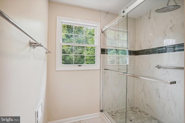 9708 LOCUST HILL DR, Great Falls, VA 22066