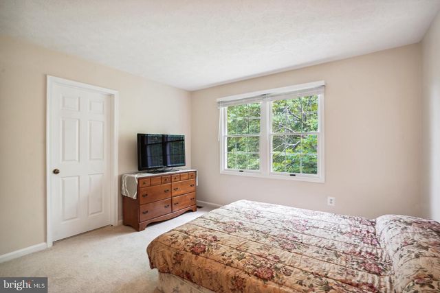 9708 LOCUST HILL DR, Great Falls, VA 22066