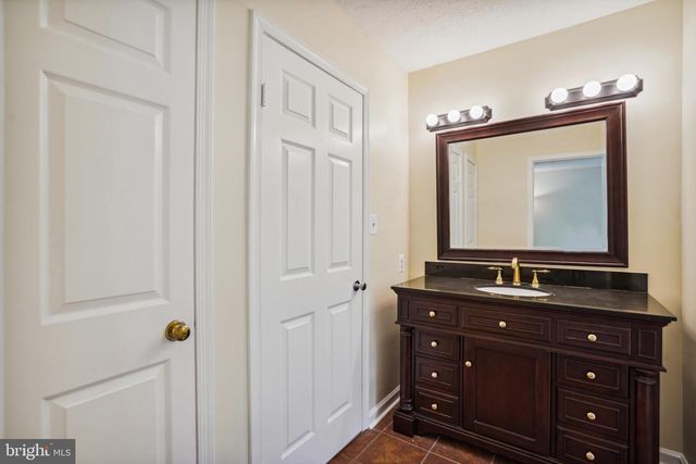 9708 LOCUST HILL DR, Great Falls, VA 22066