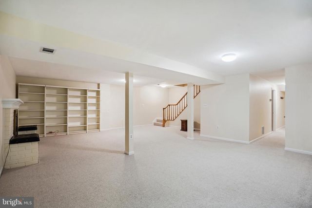 9708 LOCUST HILL DR, Great Falls, VA 22066
