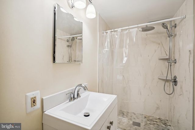 9708 LOCUST HILL DR, Great Falls, VA 22066