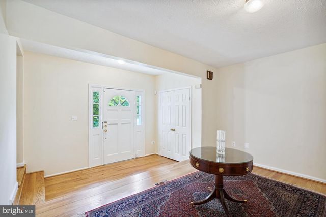 9708 LOCUST HILL DR, Great Falls, VA 22066