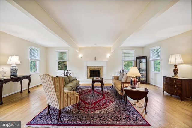 9708 LOCUST HILL DR, Great Falls, VA 22066