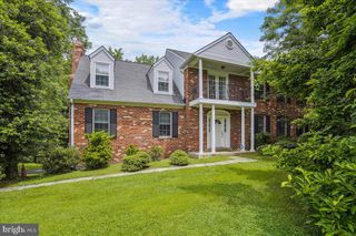 9708 LOCUST HILL DR, Great Falls, VA 22066