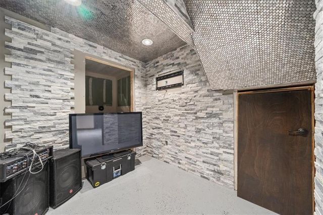 332 NE Parks Edge Drive, Lee's Summit, MO 64064