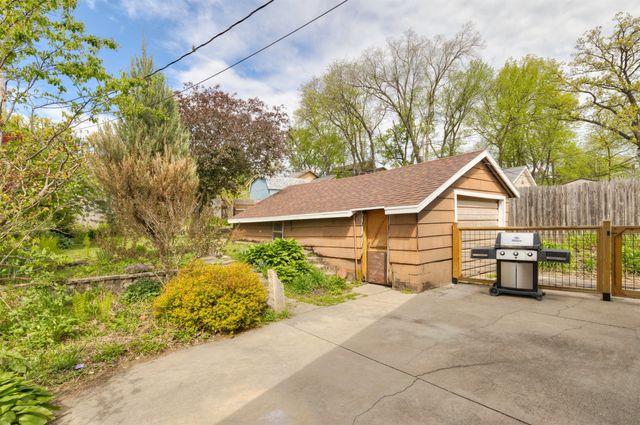 916 24th Street, Des Moines, IA 50312