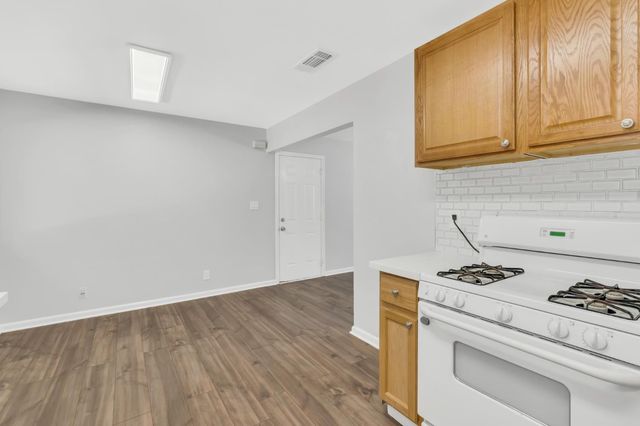 5720 Riverside Blvd, Sacramento, CA 95822