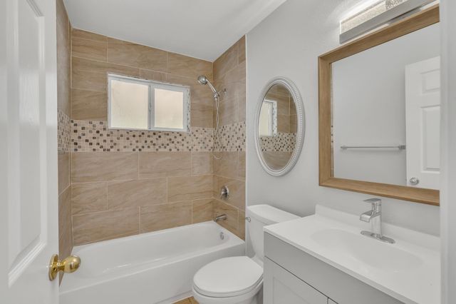 5720 Riverside Blvd, Sacramento, CA 95822