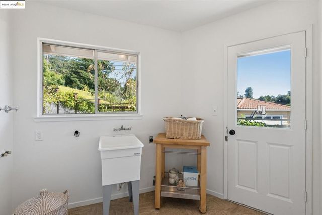 2 Graham Pl, Oakland, CA 94619