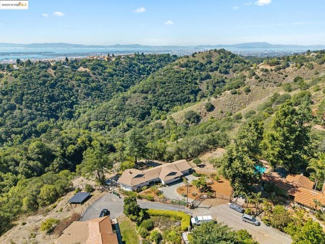2 Graham Pl, Oakland, CA 94619