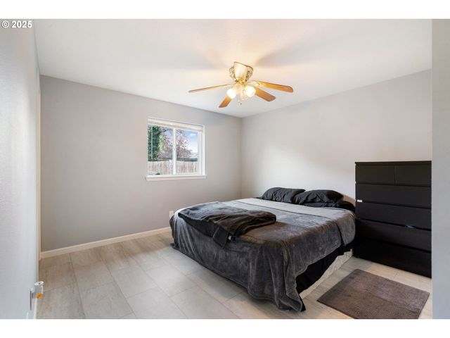 453 N 11TH St, St Helens, OR 97051