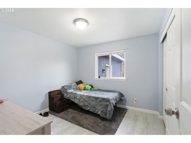 453 N 11TH St, St Helens, OR 97051