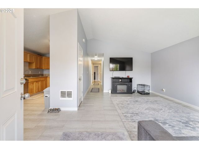 453 N 11TH St, St Helens, OR 97051