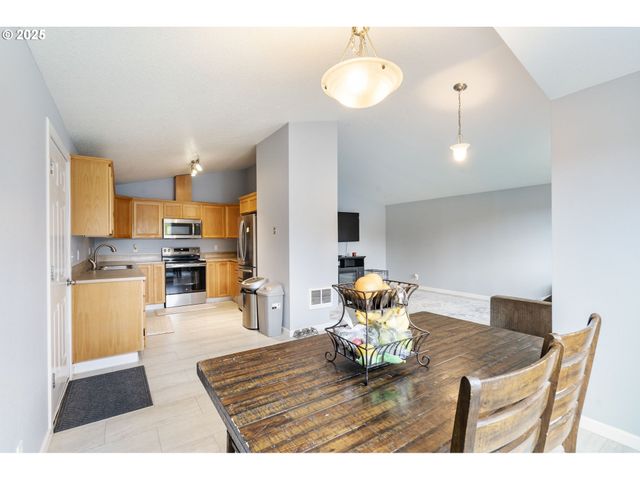 453 N 11TH St, St Helens, OR 97051