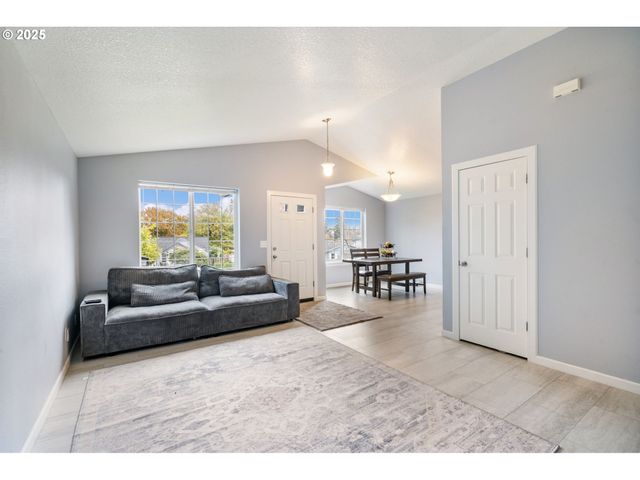 453 N 11TH St, St Helens, OR 97051