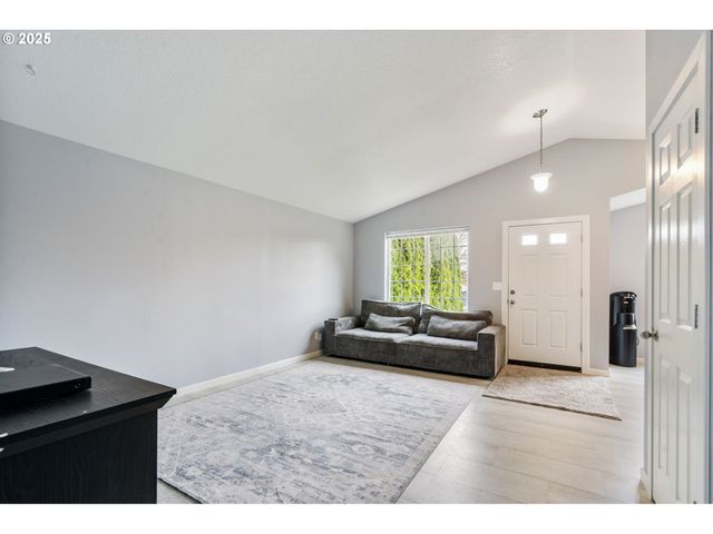 453 N 11TH St, St Helens, OR 97051