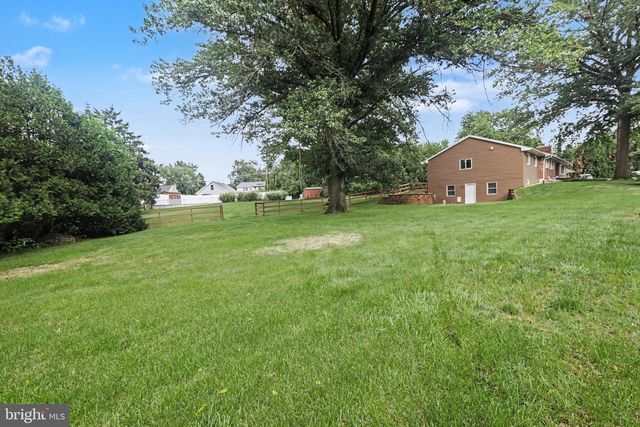 7710 MANOR DR, Harrisburg, PA 17112