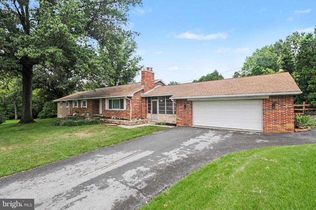 7710 MANOR DR, Harrisburg, PA 17112