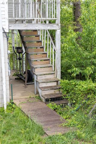 127 Bailes Drive, Nitro, WV 25143