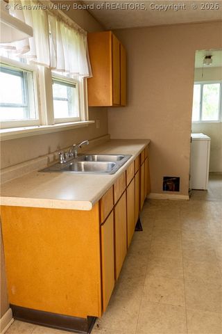 127 Bailes Drive, Nitro, WV 25143