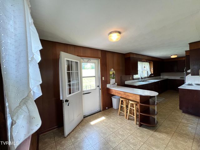 3999 Weaver Pike, Bluff City, TN 37618
