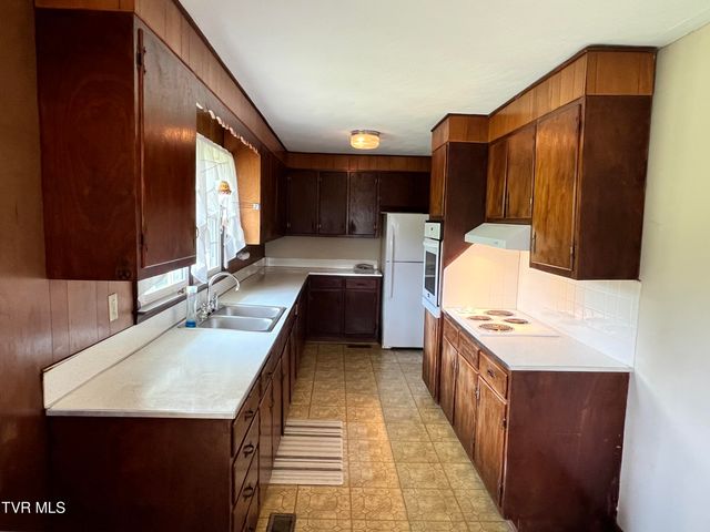 3999 Weaver Pike, Bluff City, TN 37618