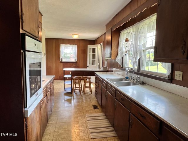 3999 Weaver Pike, Bluff City, TN 37618