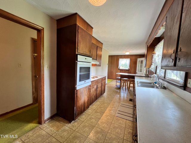 3999 Weaver Pike, Bluff City, TN 37618