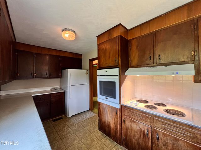 3999 Weaver Pike, Bluff City, TN 37618