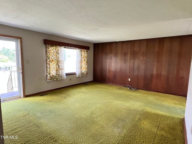 3999 Weaver Pike, Bluff City, TN 37618