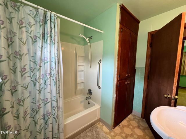 3999 Weaver Pike, Bluff City, TN 37618