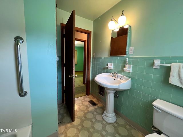 3999 Weaver Pike, Bluff City, TN 37618