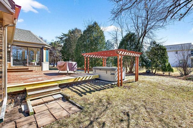 157 OLD ORCHARD LANE, Neenah, WI 54956