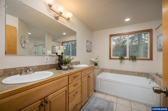 1520 Laurel Heights Dr NW, Albany, OR 97321