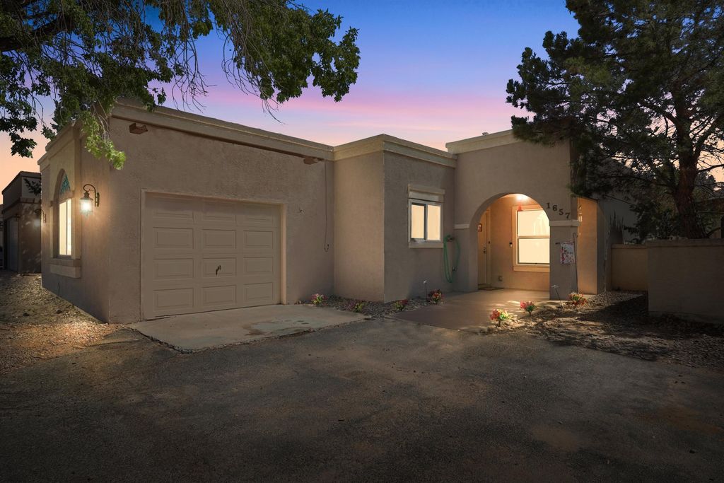 1657 Skyview Circle NE, Rio Rancho, NM 87144
