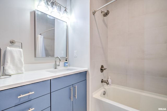 1310 E Samuel Ave Apt 3A, Peoria Heights, IL 61616