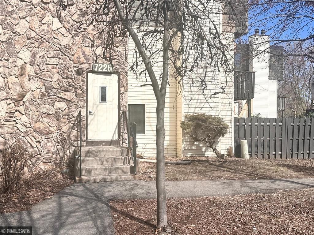 7226 72nd Lane N 210, Brooklyn Park, MN 55428