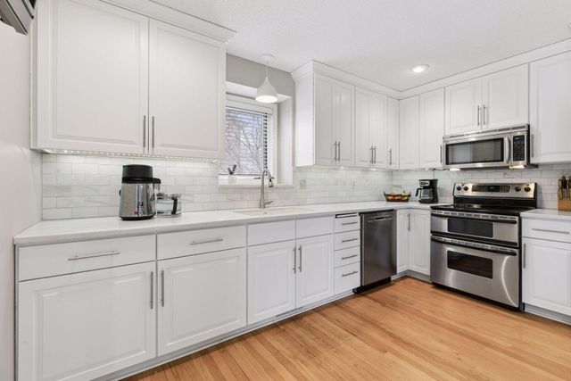 138 White Oaks Lane, Vadnais Heights, MN 55127