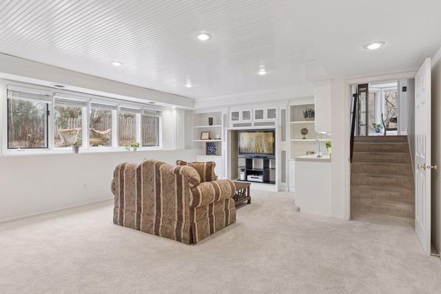 138 White Oaks Lane, Vadnais Heights, MN 55127