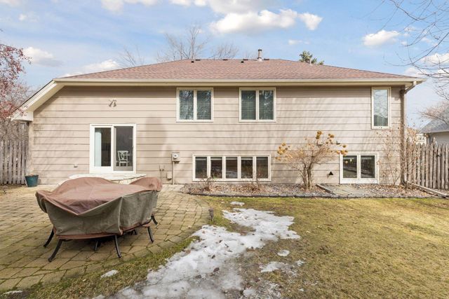 138 White Oaks Lane, Vadnais Heights, MN 55127