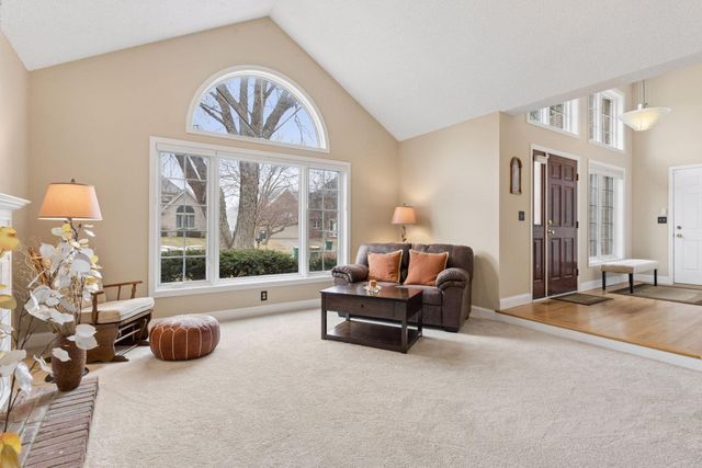 138 White Oaks Lane, Vadnais Heights, MN 55127