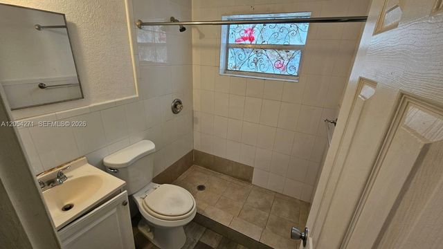 808 NE 10th St 3, Hallandale Beach, FL 33009