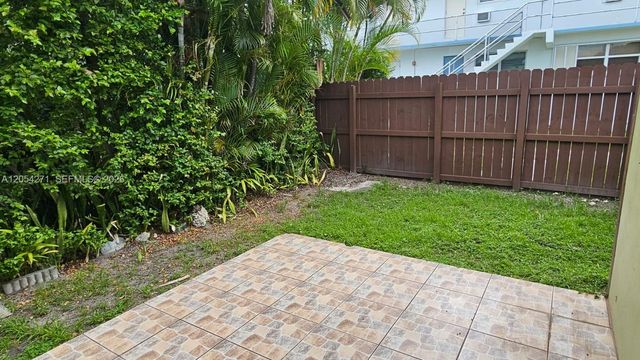 808 NE 10th St 3, Hallandale Beach, FL 33009