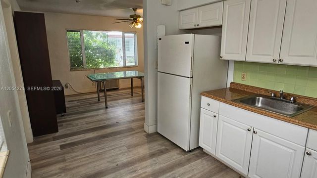 808 NE 10th St 3, Hallandale Beach, FL 33009