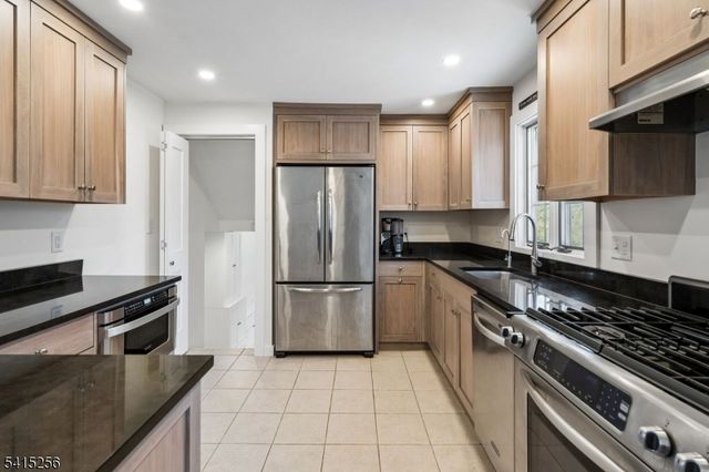 76 Magnolia Dr, New Providence Boro, NJ 07974