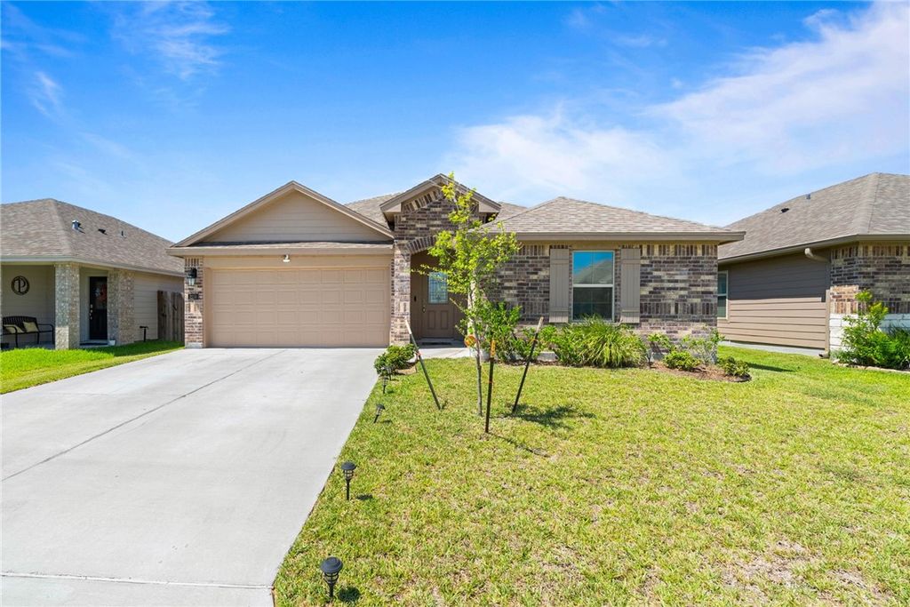 1258 Carnaby St, Corpus Christi, TX 78415 — exterior