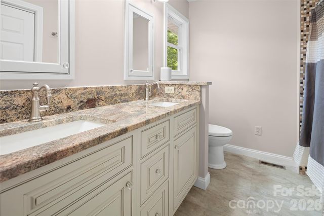 2750 Leucothae Way, Hendersonville, NC 28791