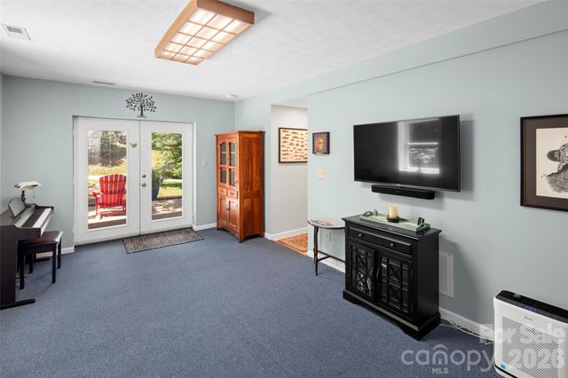 2750 Leucothae Way, Hendersonville, NC 28791