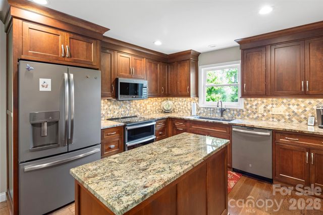 2750 Leucothae Way, Hendersonville, NC 28791