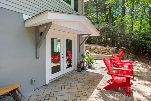 2750 Leucothae Way, Hendersonville, NC 28791